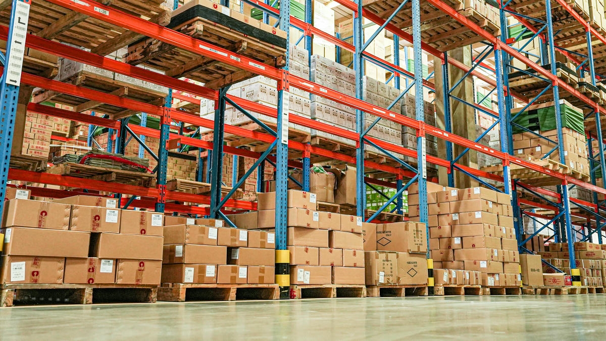 вилочный погрузчик в складской отрасли